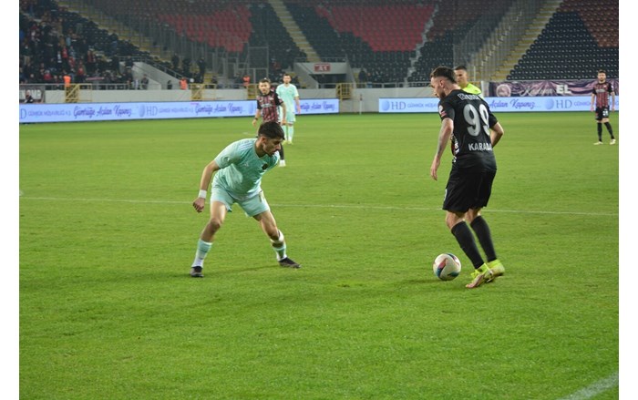 Ahlatcı Çorum Futbol Kulübü, evinde karşılaştığı Esenler Erokspor ile 3 3 berabere kaldı (1)