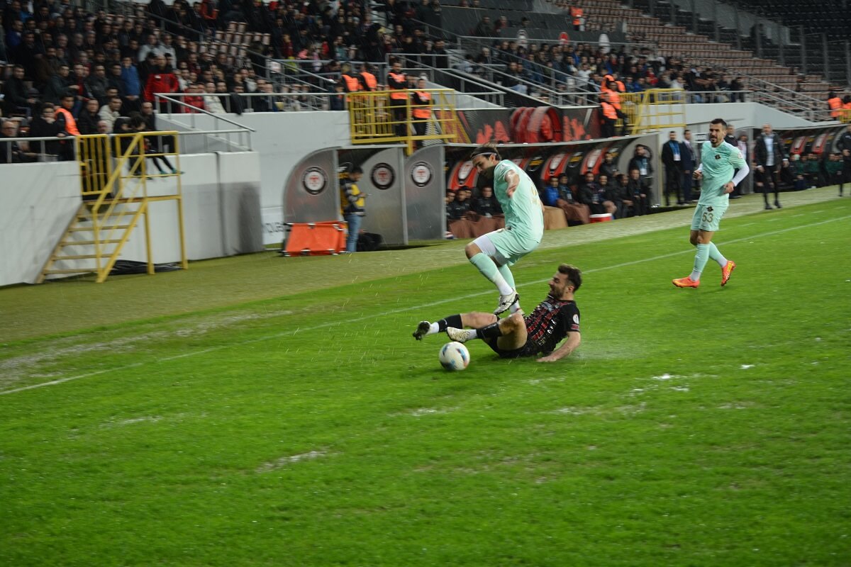 Ahlatcı Çorum Futbol Kulübü, evinde karşılaştığı Esenler Erokspor ile 3 3 berabere kaldı (3)