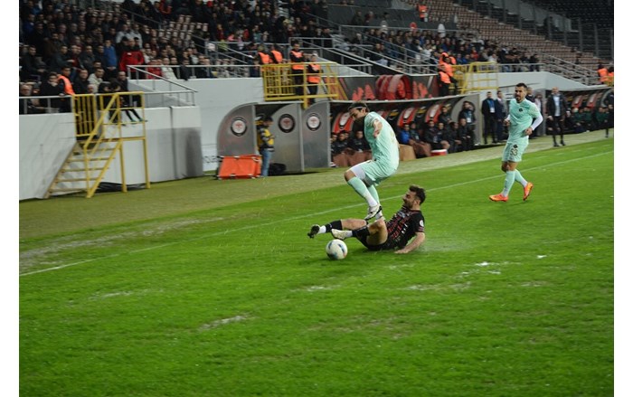 Ahlatcı Çorum Futbol Kulübü, evinde karşılaştığı Esenler Erokspor ile 3 3 berabere kaldı (3)