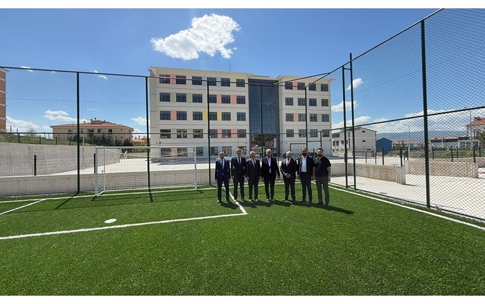 Ahlatcı, sadece merkezde değil, ilçelerde de yoğun bir okul inşa süreci yürütüldüğünü belirtti