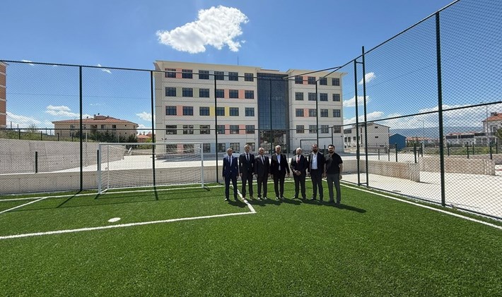 Ahlatcı, sadece merkezde değil, ilçelerde de yoğun bir okul inşa süreci yürütüldüğünü belirtti