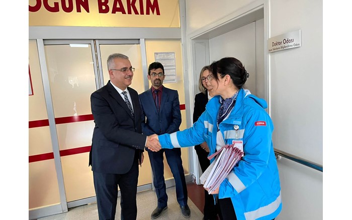 Ahlatcı, sağlık personelinin yeni yılını kutladı