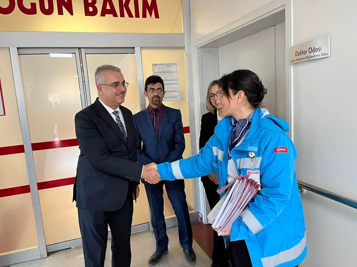 Ahlatcı, sağlık personelinin yeni yılını kutladı