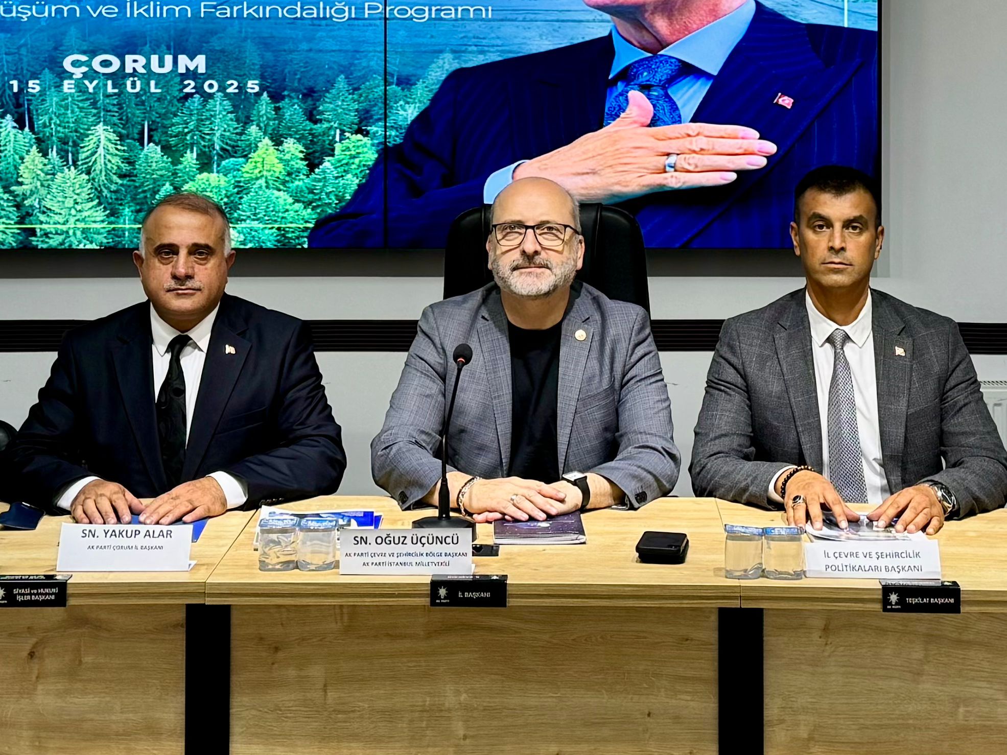 AK Parti Çorum Teşkilatı, Yeşil Dönüşüm ve İklim Farkındalığı programında Çevre ve Şehircilik Politikaları Başkan Yardımcısı İstanbul Milletvekili Oğuz Üçüncü’yü misafir etti (3)