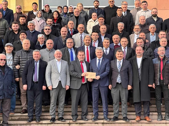AK Parti Merkez İlçe Başkanı Mustafa Alagöz ve yönetimi mazbata aldı