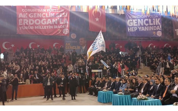AK Partili gençler, kongreye gitti