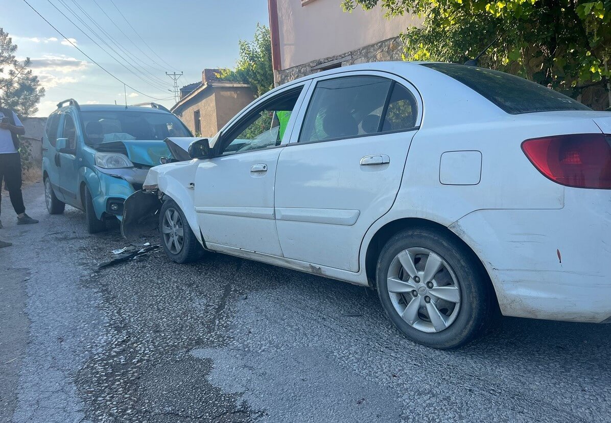 Alaca ilçesinde 2 aracın kafa kafaya çarpışması sonucu 4 kişi yaralandı (1)