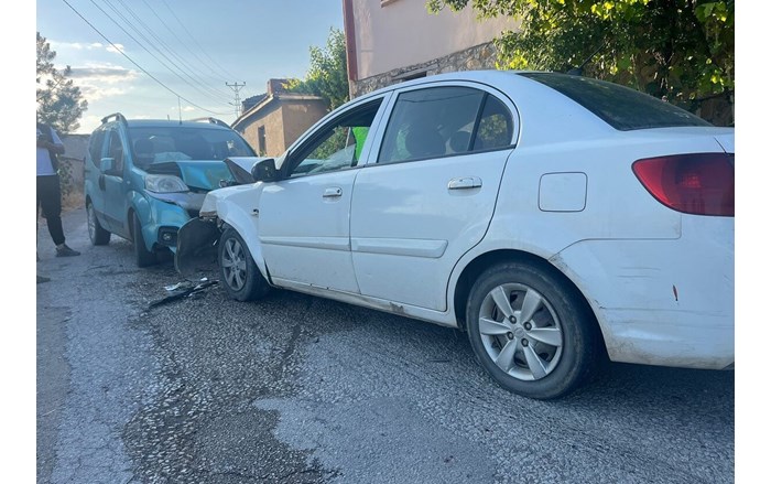 Alaca ilçesinde 2 aracın kafa kafaya çarpışması sonucu 4 kişi yaralandı (1)