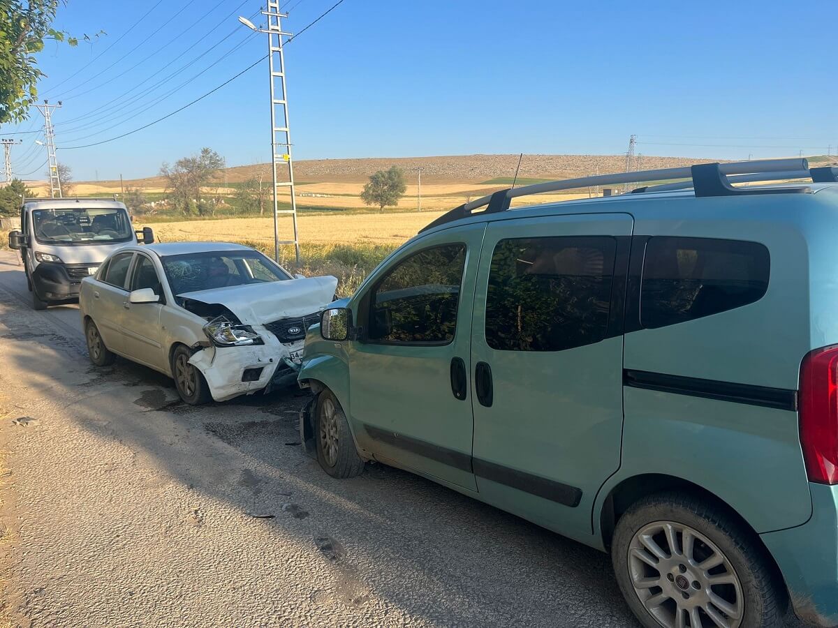 Alaca ilçesinde 2 aracın kafa kafaya çarpışması sonucu 4 kişi yaralandı (2)