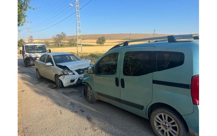 Alaca ilçesinde 2 aracın kafa kafaya çarpışması sonucu 4 kişi yaralandı (2)