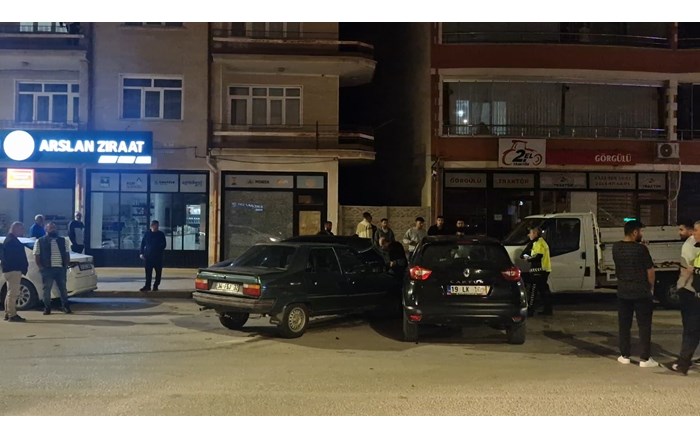 Alaca ilçesinde 2 otomobilin çarpışması neticesinde meydana gelen kazada 1 kişi yaralandı (1)