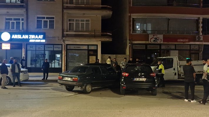 Alaca ilçesinde 2 otomobilin çarpışması neticesinde meydana gelen kazada 1 kişi yaralandı (1)