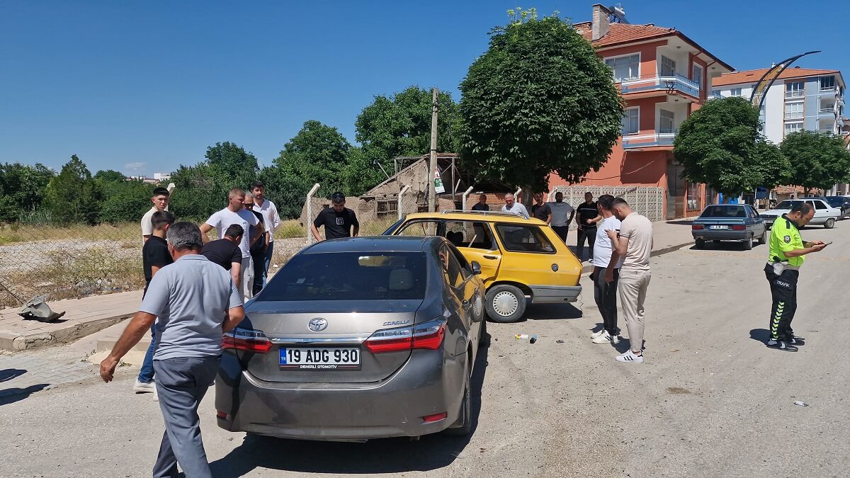 Alaca ilçesinde 2 otomobilin çarpışması neticesinde meydana gelen trafik kazasında 3 kişi yaralandı (2)