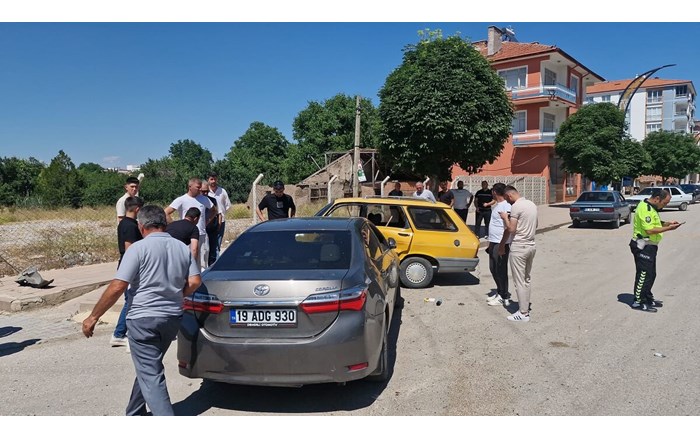 Alaca ilçesinde 2 otomobilin çarpışması neticesinde meydana gelen trafik kazasında 3 kişi yaralandı (2)