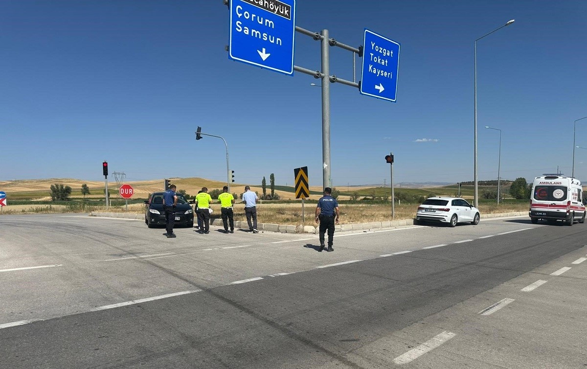 Alaca ilçesinde 2 otomobilin çarpışması sonucu meydana gelen kazada 4 kişi yaralandı (2)