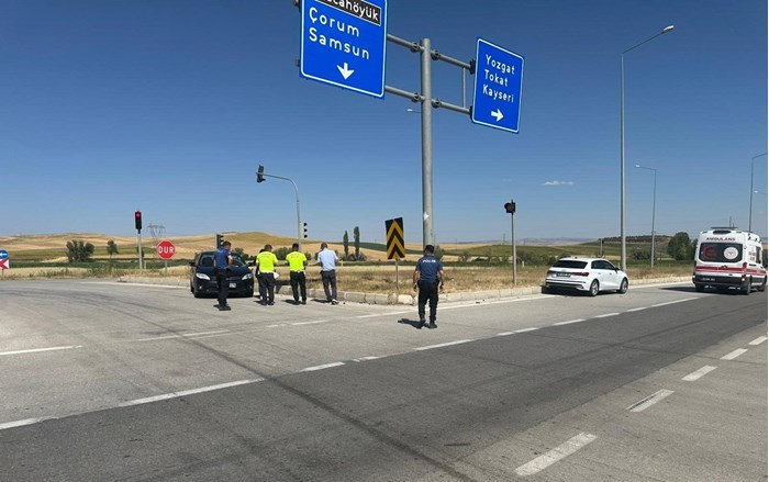 Alaca ilçesinde 2 otomobilin çarpışması sonucu meydana gelen kazada 4 kişi yaralandı (2)