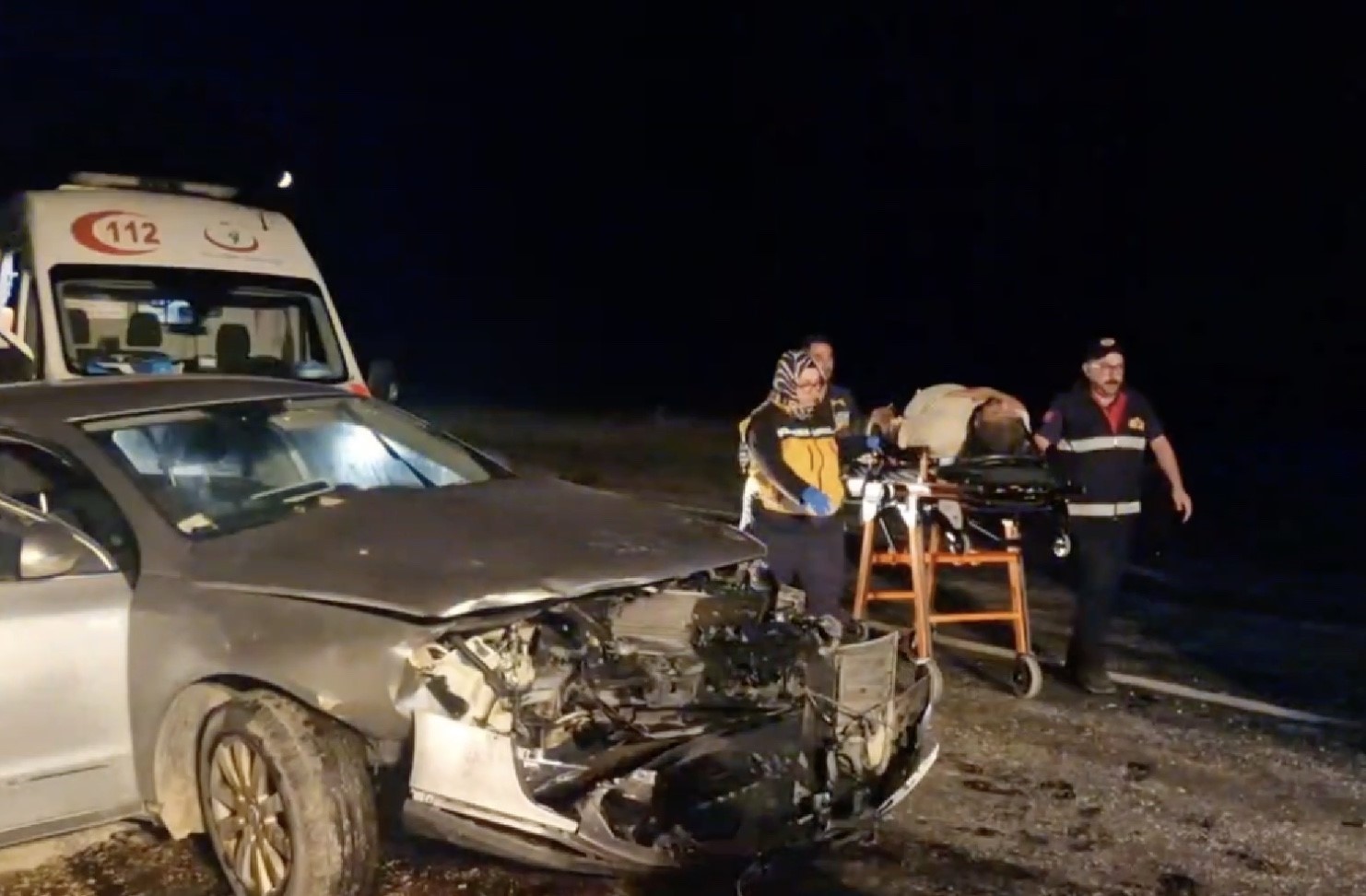 Alaca ilçesinde 2 otomobilin kafa kafaya çarpışması sonucu meydana gelen trafik kazasında 4 kişi yaralandı (2)