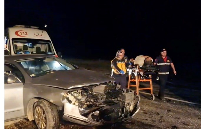 Alaca ilçesinde 2 otomobilin kafa kafaya çarpışması sonucu meydana gelen trafik kazasında 4 kişi yaralandı (2)