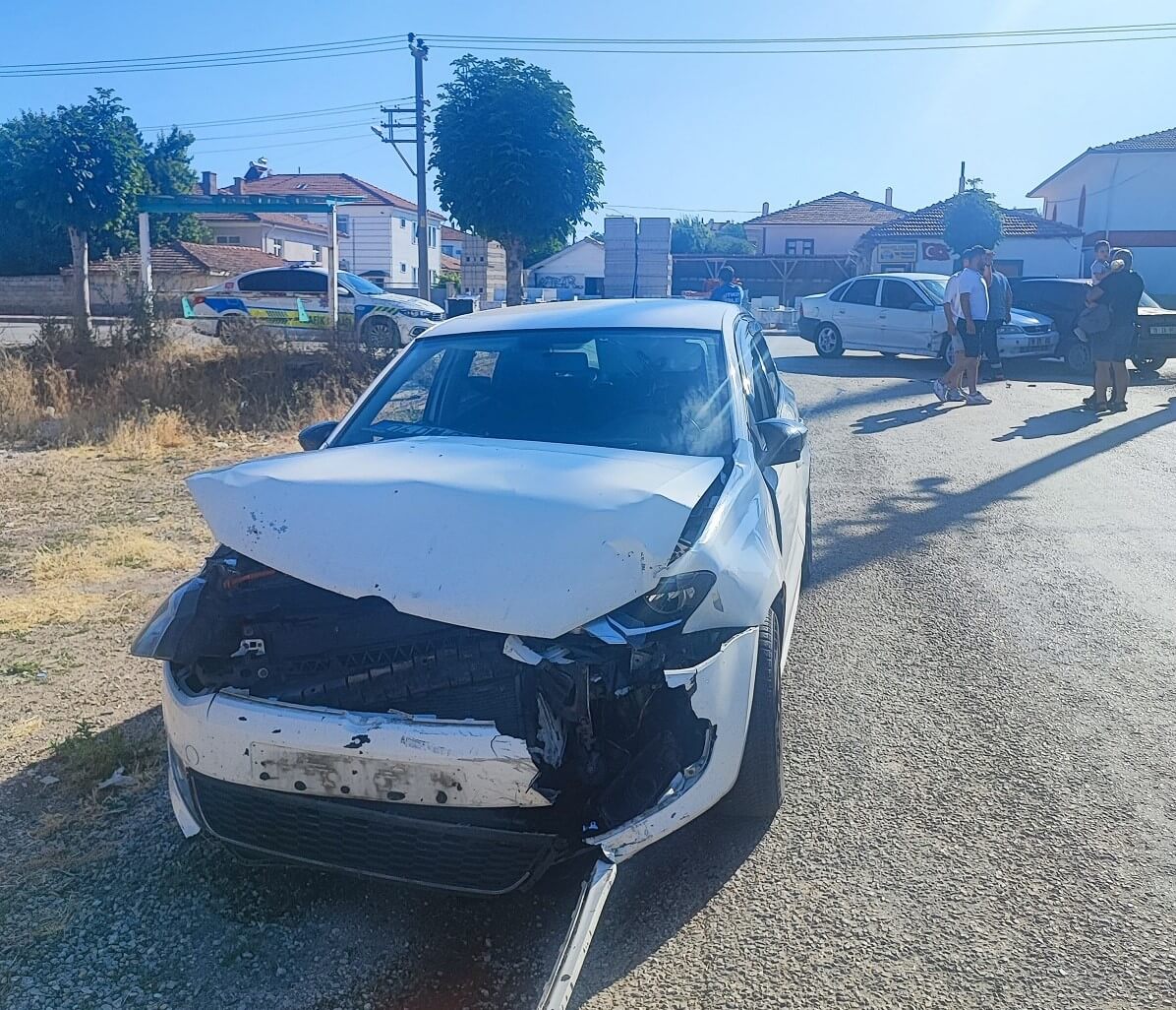 Alaca ilçesinde 3 otomobilin çarpışması neticesinde meydana gelen kazada 3 kişi yaralandı (3)