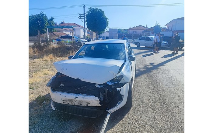 Alaca ilçesinde 3 otomobilin çarpışması neticesinde meydana gelen kazada 3 kişi yaralandı (3)