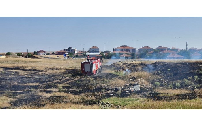 Alaca ilçesinde, Devlet Hastanesi'nin yakınındaki boş bir arazide çıkan örtü yangını, itfaiye ekipleri tarafından söndürüldü (1)
