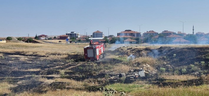 Alaca ilçesinde, Devlet Hastanesi'nin yakınındaki boş bir arazide çıkan örtü yangını, itfaiye ekipleri tarafından söndürüldü (1)