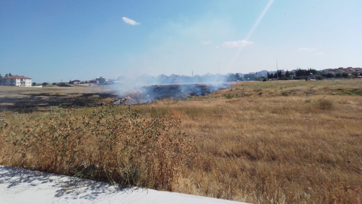 Alaca ilçesinde, Devlet Hastanesi'nin yakınındaki boş bir arazide çıkan örtü yangını, itfaiye ekipleri tarafından söndürüldü (3)