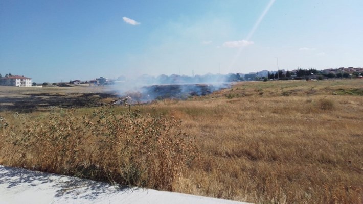 Alaca ilçesinde, Devlet Hastanesi'nin yakınındaki boş bir arazide çıkan örtü yangını, itfaiye ekipleri tarafından söndürüldü (3)
