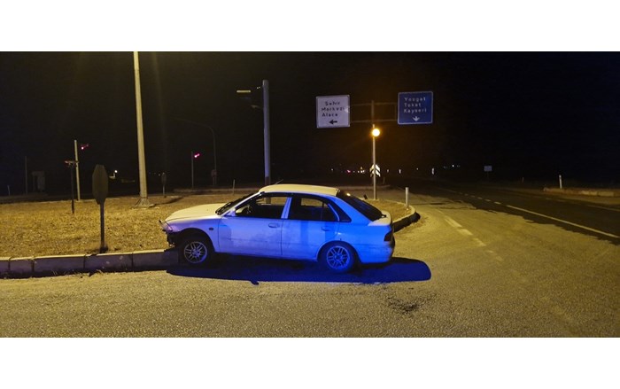Alaca ilçesinde, ehliyetsiz sürücünün otomobiliyle refüje çıkması sonucu meydana gelen kazada sürücü yaralandı (1)