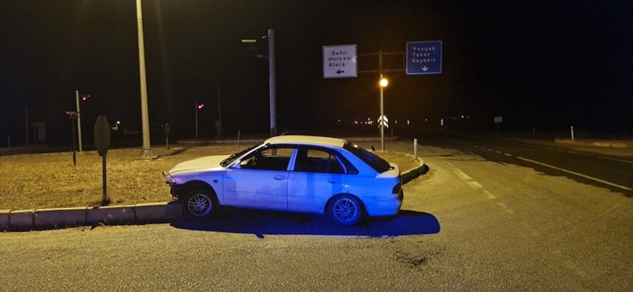 Alaca ilçesinde, ehliyetsiz sürücünün otomobiliyle refüje çıkması sonucu meydana gelen kazada sürücü yaralandı (1)
