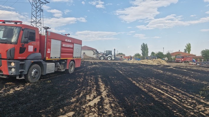 Alaca ilçesinde elektrik direğinden çıkan kıvılcımlar, 3 ayrı noktada yangına sebep oldu (2)