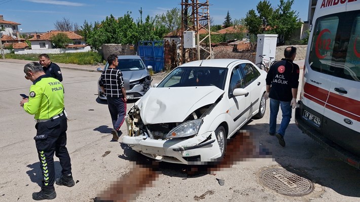 Alaca ilçesinde iki otomobilin çarpıştığı kazada 8 kişi yaralandı (1)