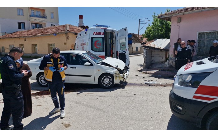 Alaca ilçesinde iki otomobilin çarpıştığı kazada 8 kişi yaralandı (2)