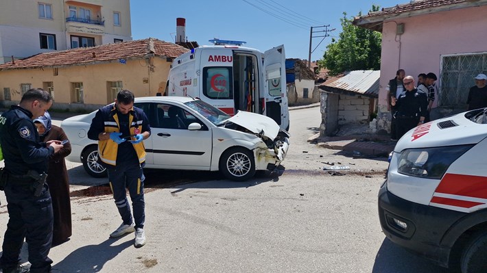 Alaca ilçesinde iki otomobilin çarpıştığı kazada 8 kişi yaralandı (2)