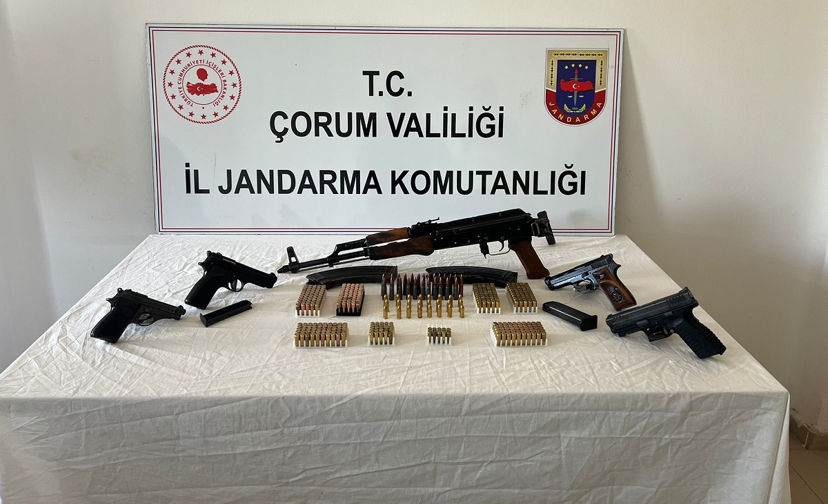 Alaca ilçesinde jandarma ekiplerince düzenlenen operasyonda, 1 adet kalaşnikof tüfek, 4 tabanca ve yüzlerce mermi ele geçirildi (2)