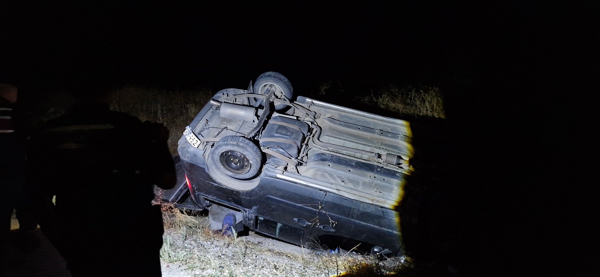 Alaca ilçesinde, kontrolden çıkan hafif ticari aracın şarampole devrildiği kazada 16 yaşındaki sürücü yaralandı (1)