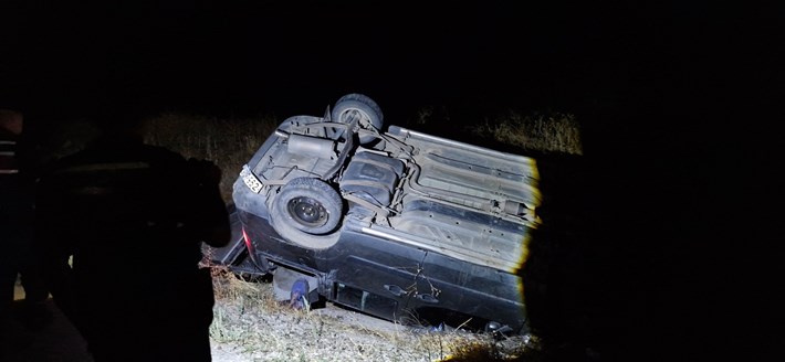 Alaca ilçesinde, kontrolden çıkan hafif ticari aracın şarampole devrildiği kazada 16 yaşındaki sürücü yaralandı (1)