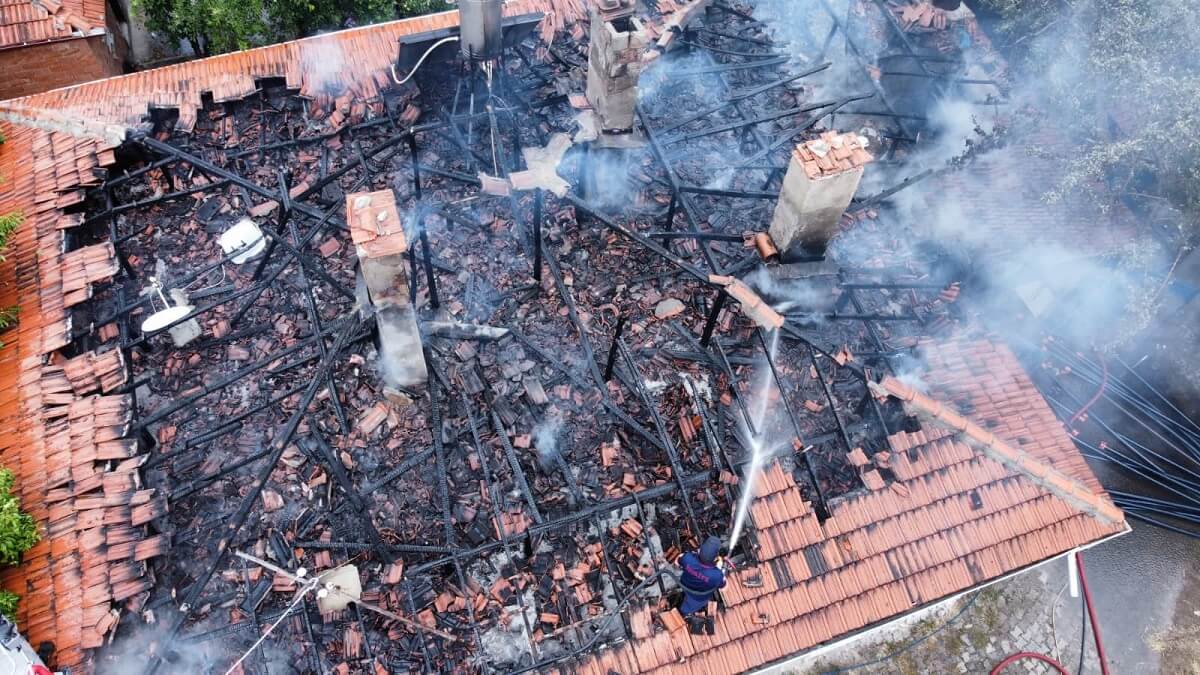 Alaca ilçesinde müstakil evin tandır bölümünde yakılan ateşin çatıya sıçraması sonucu yangın çıktı (1)