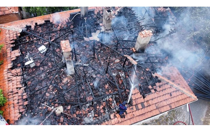 Alaca ilçesinde müstakil evin tandır bölümünde yakılan ateşin çatıya sıçraması sonucu yangın çıktı (1)