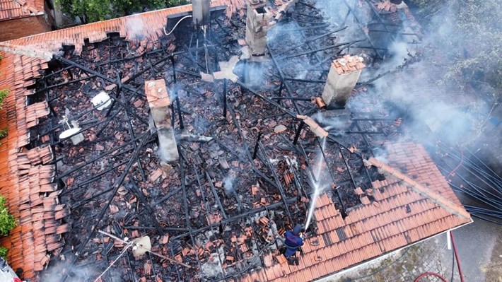 Alaca ilçesinde müstakil evin tandır bölümünde yakılan ateşin çatıya sıçraması sonucu yangın çıktı (1)