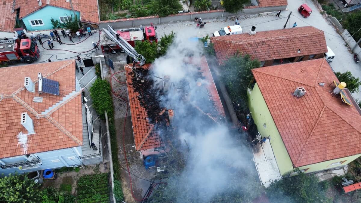 Alaca ilçesinde müstakil evin tandır bölümünde yakılan ateşin çatıya sıçraması sonucu yangın çıktı (2)