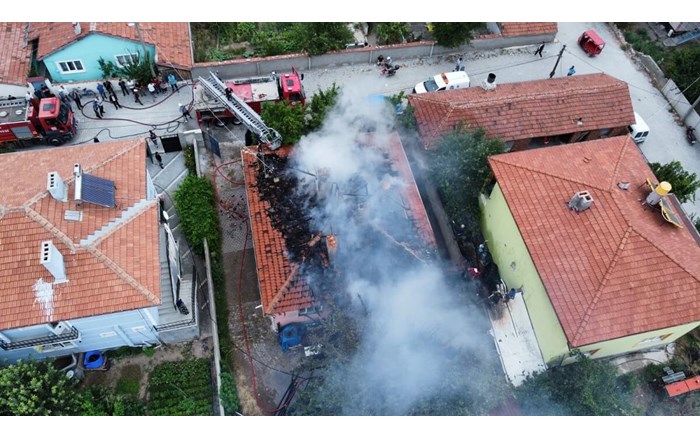 Alaca ilçesinde müstakil evin tandır bölümünde yakılan ateşin çatıya sıçraması sonucu yangın çıktı (2)