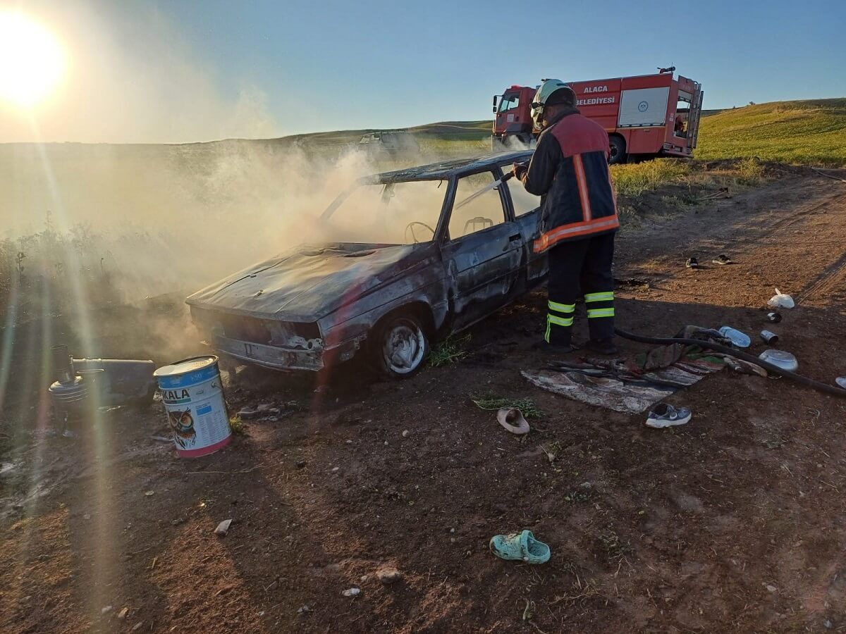 Alaca ilçesinde park halindeki otomobilin yanması sonucu maddi hasar meydana geldi (2)