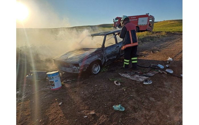 Alaca ilçesinde park halindeki otomobilin yanması sonucu maddi hasar meydana geldi (2)