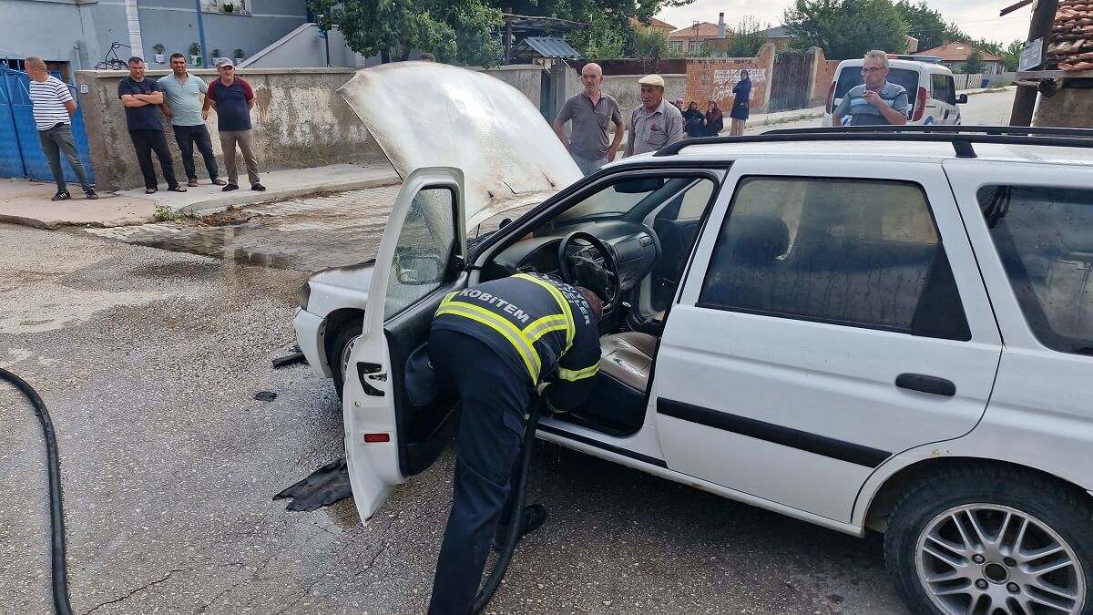 Alaca ilçesinde seyir halindeki otomobilin motor kısmında çıkan yangın itfaiye ekipleri tarafından söndürüldü (1)
