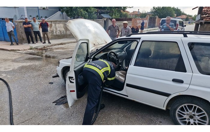 Alaca ilçesinde seyir halindeki otomobilin motor kısmında çıkan yangın itfaiye ekipleri tarafından söndürüldü (1)