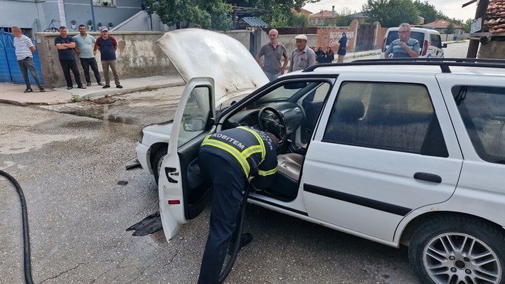 Alaca ilçesinde seyir halindeki otomobilin motor kısmında çıkan yangın itfaiye ekipleri tarafından söndürüldü (1)