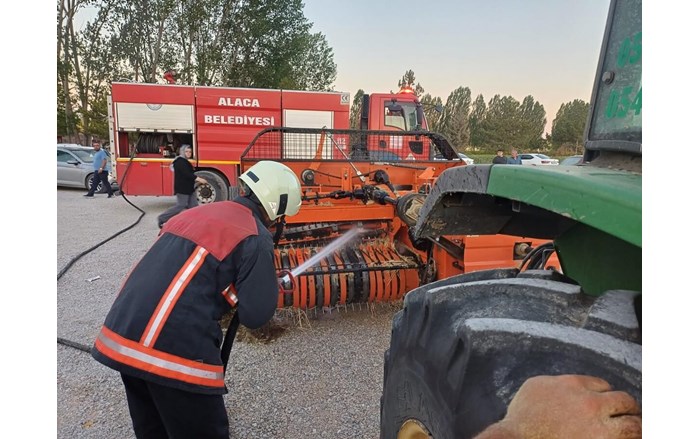 Alaca ilçesinde tarlada çalışırken alev alan sap balya makinesi, itfaiye ekiplerinin hızlı müdahalesiyle söndürüldü (1)
