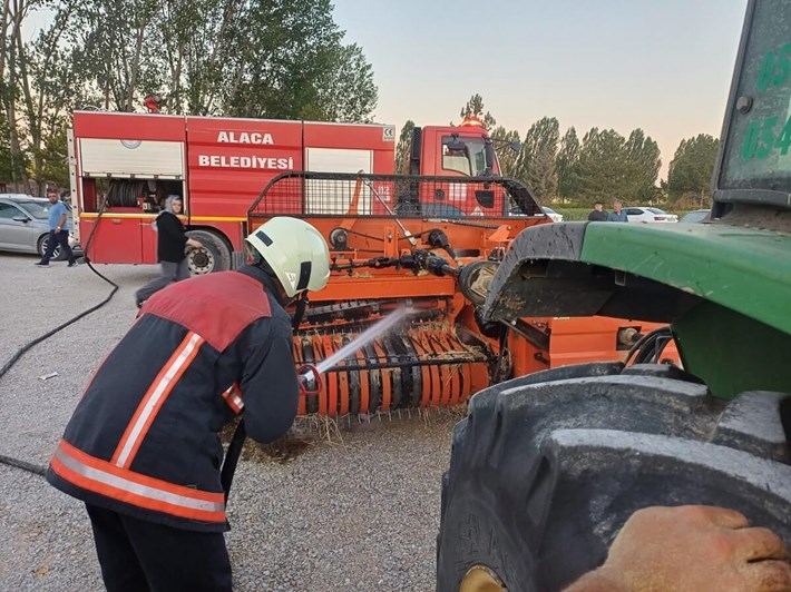 Alaca ilçesinde tarlada çalışırken alev alan sap balya makinesi, itfaiye ekiplerinin hızlı müdahalesiyle söndürüldü (1)