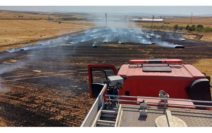 Alaca ilçesinde, tarlada çıkan yangın neticesinde 150 balya ile 20 dönüm tarlada hasar meydana geldi (1)